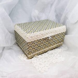 Lesena skrinja  - Grajska skrinjica z biseri