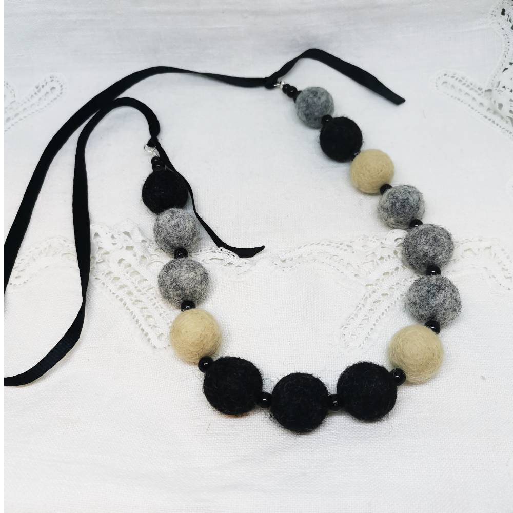 Nakit - OGRLICA IZ POLSTENE VOLNE - črno/bela