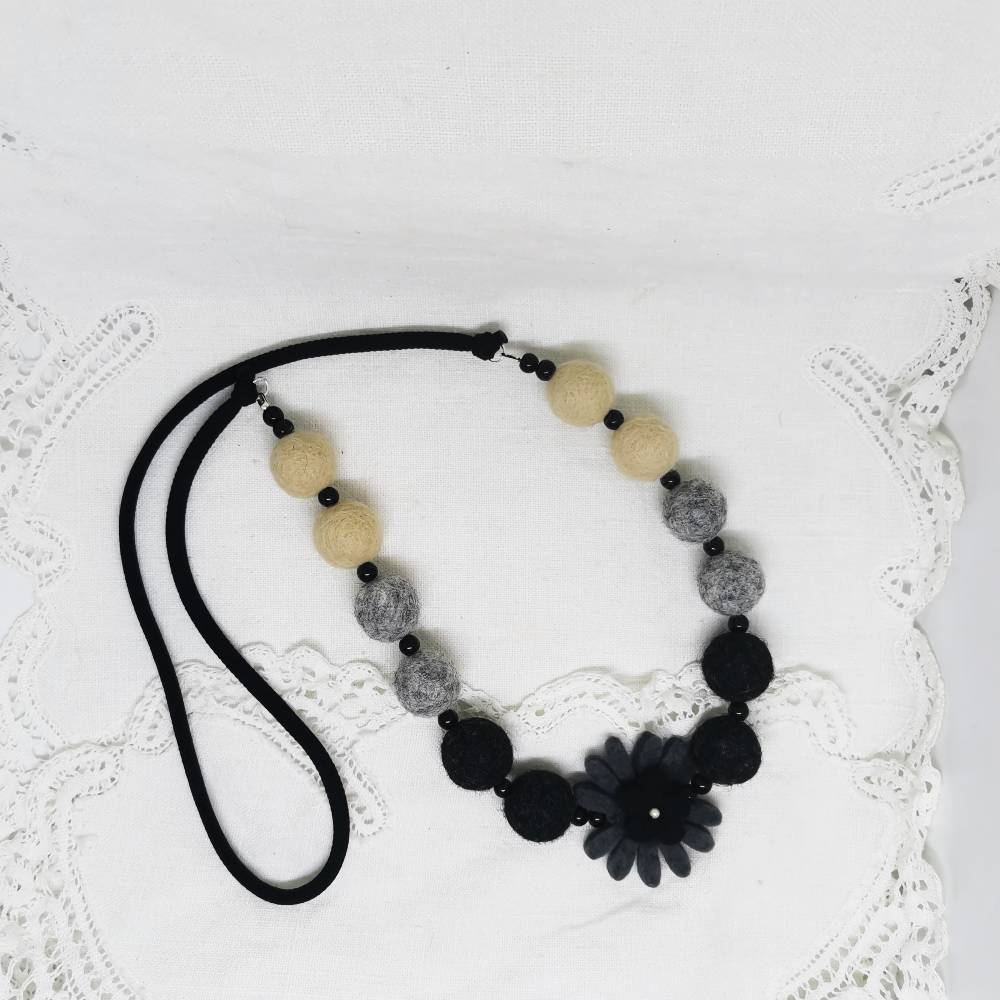 Nakit - OGRLICA IZ POLSTENE VOLNE - črno/bela z rožico
