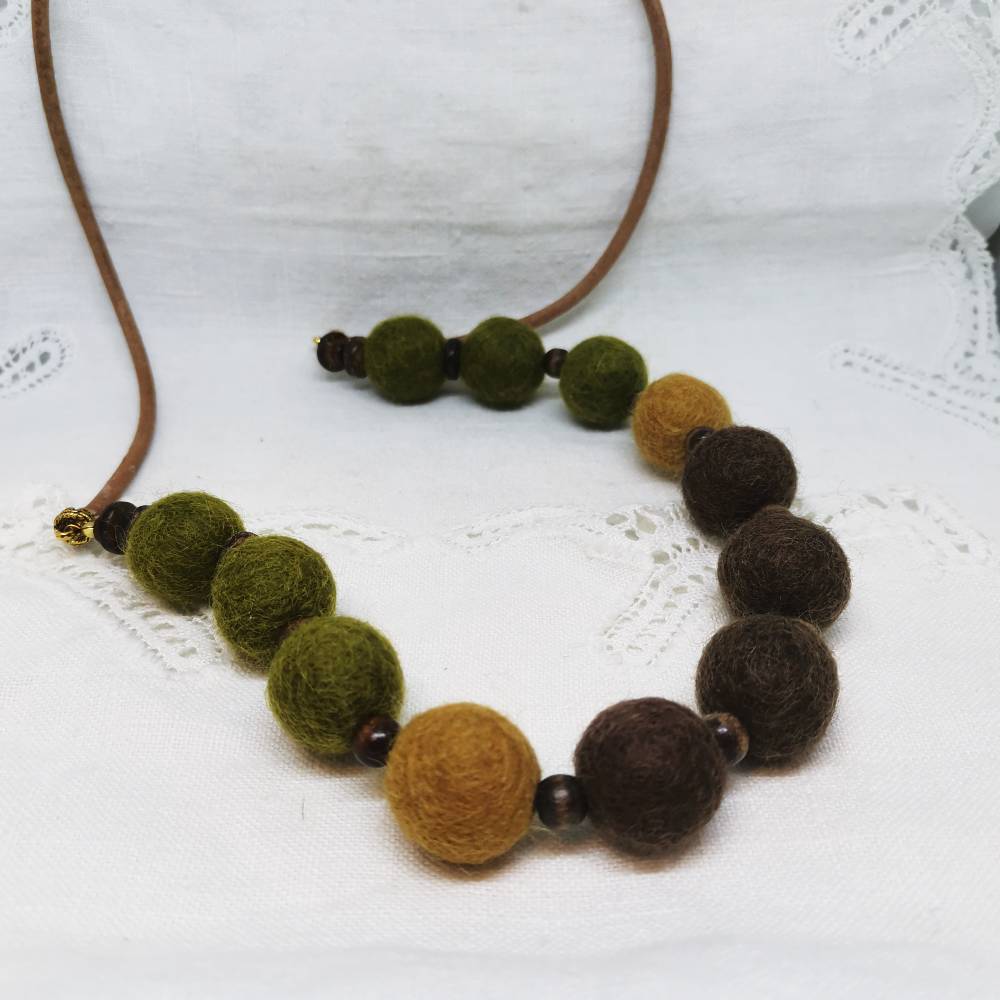 Nakit - OGRLICA IZ POLSTENE VOLNE - rjavo/zelena