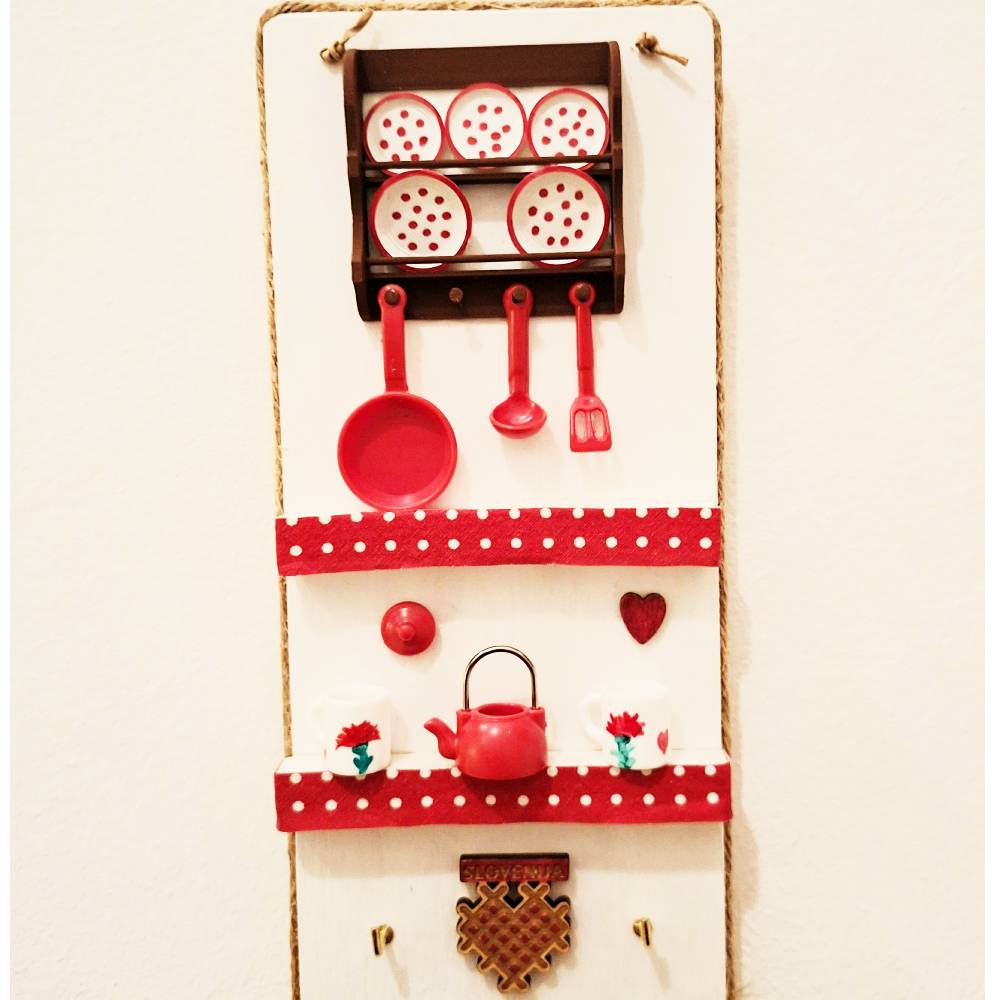 NAŠA KUH'NA - rdeča kuhinja s pikami