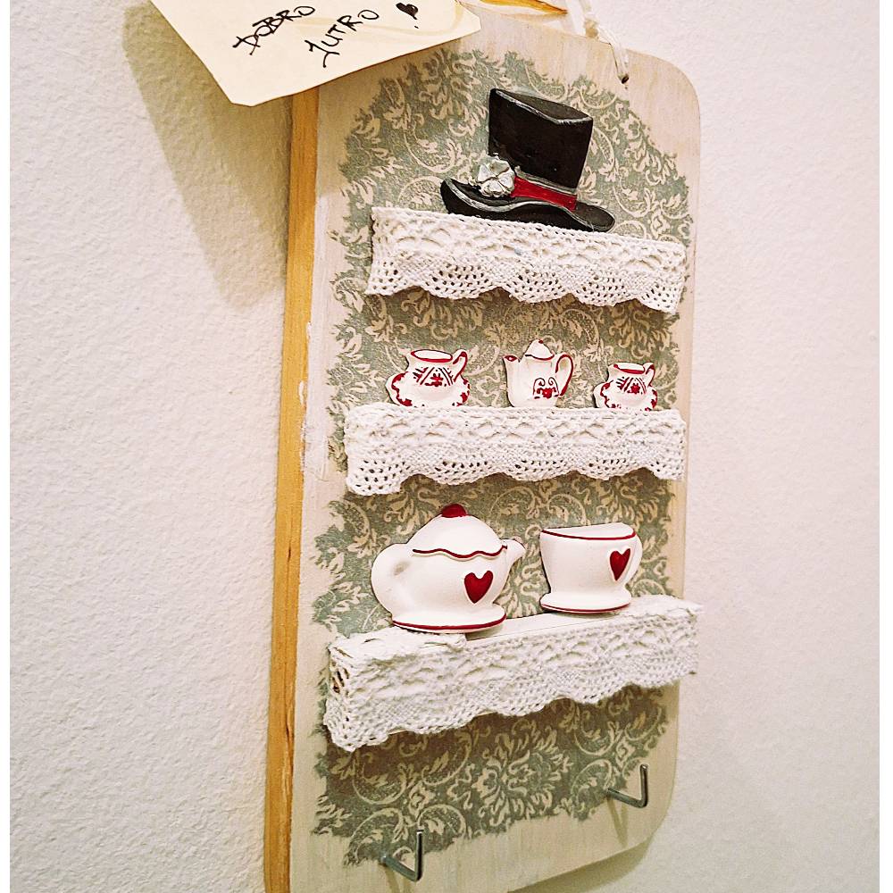 NAŠA KUH'NA - siva s klobukom